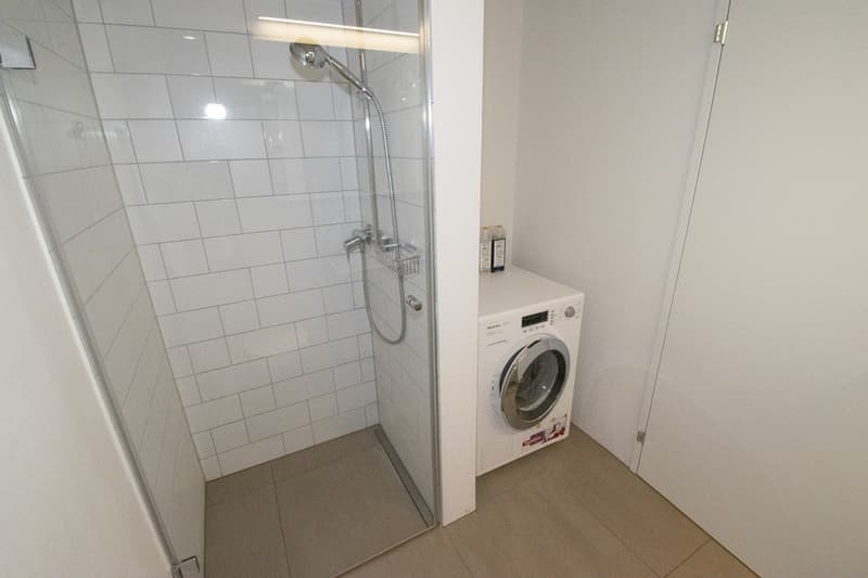 Moderne und helle 1.5 Zimmerwohnung mit eigenem Waschm/Tumbler Kombigerät (6)