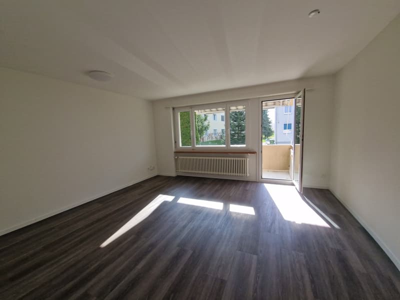 Helle 4.5-Zimmerwohnung mit Balkon & Parkplatz in ruhiger, grüner Lage (3)