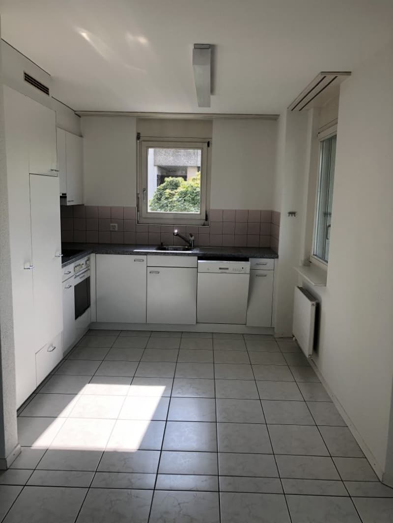 Grosszügige helle Wohnung mit Balkon - zentral & im Grünen gelegen (3)