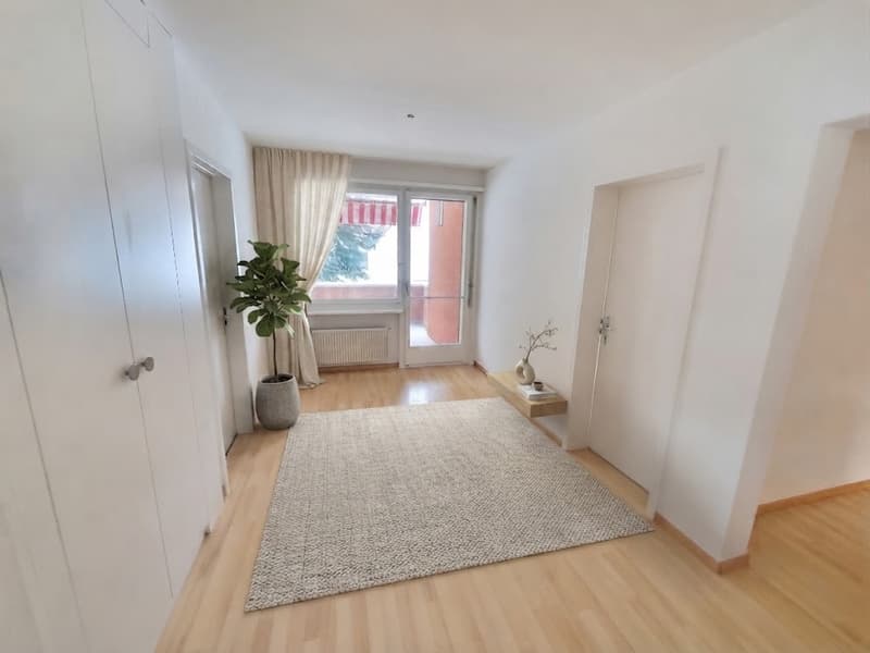SGrosszügige, helle 4.5-Zimmer-Wohnung mit Balkon  frisch gestrichen (4)