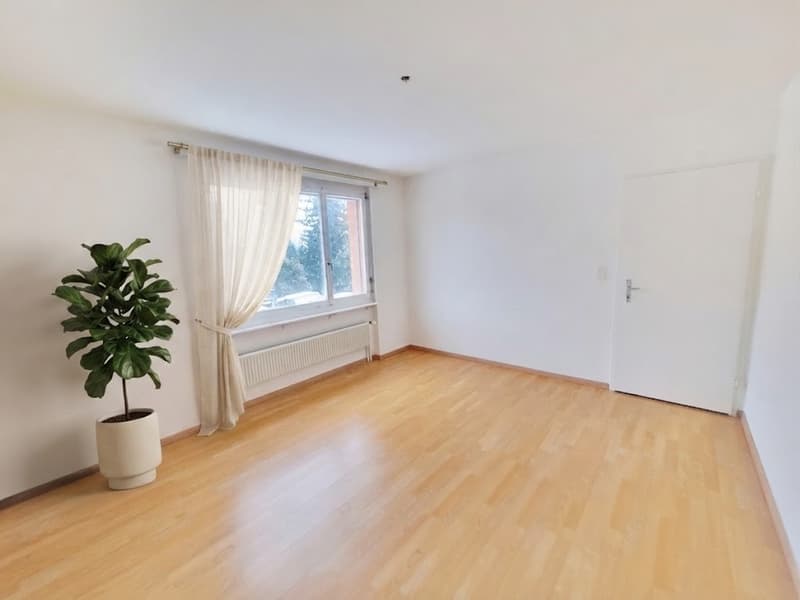 SGrosszügige, helle 4.5-Zimmer-Wohnung mit Balkon  frisch gestrichen (3)