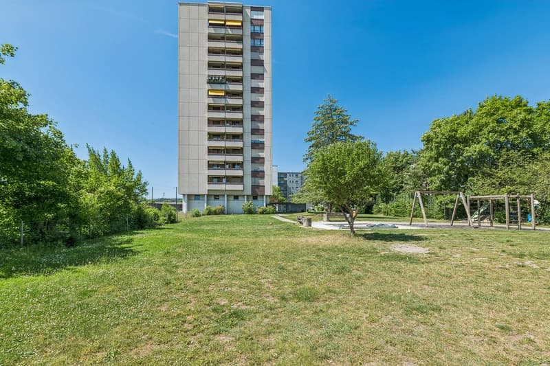 Attraktive und renovierte 4.5-Zimmerwohnung mit Aussicht, Lift & Tiefgarage (1)