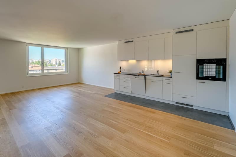 Attraktive 3.5-Zimmer-Wohnung mit sonniger Loggia im Neudorf (3)