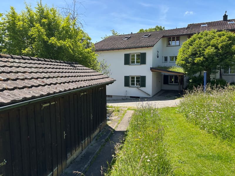 Hauszugang mit Carport und Schopf
