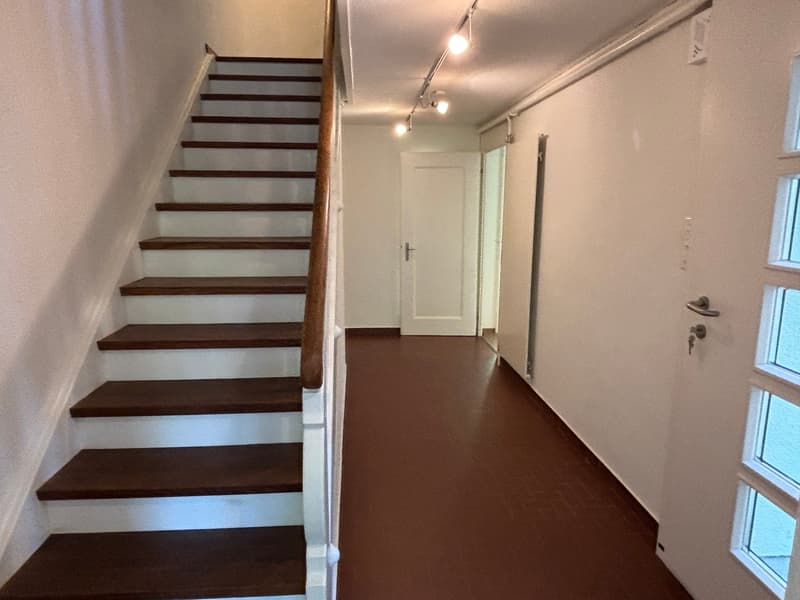 Entrée mit Treppe zum Obergeschoss