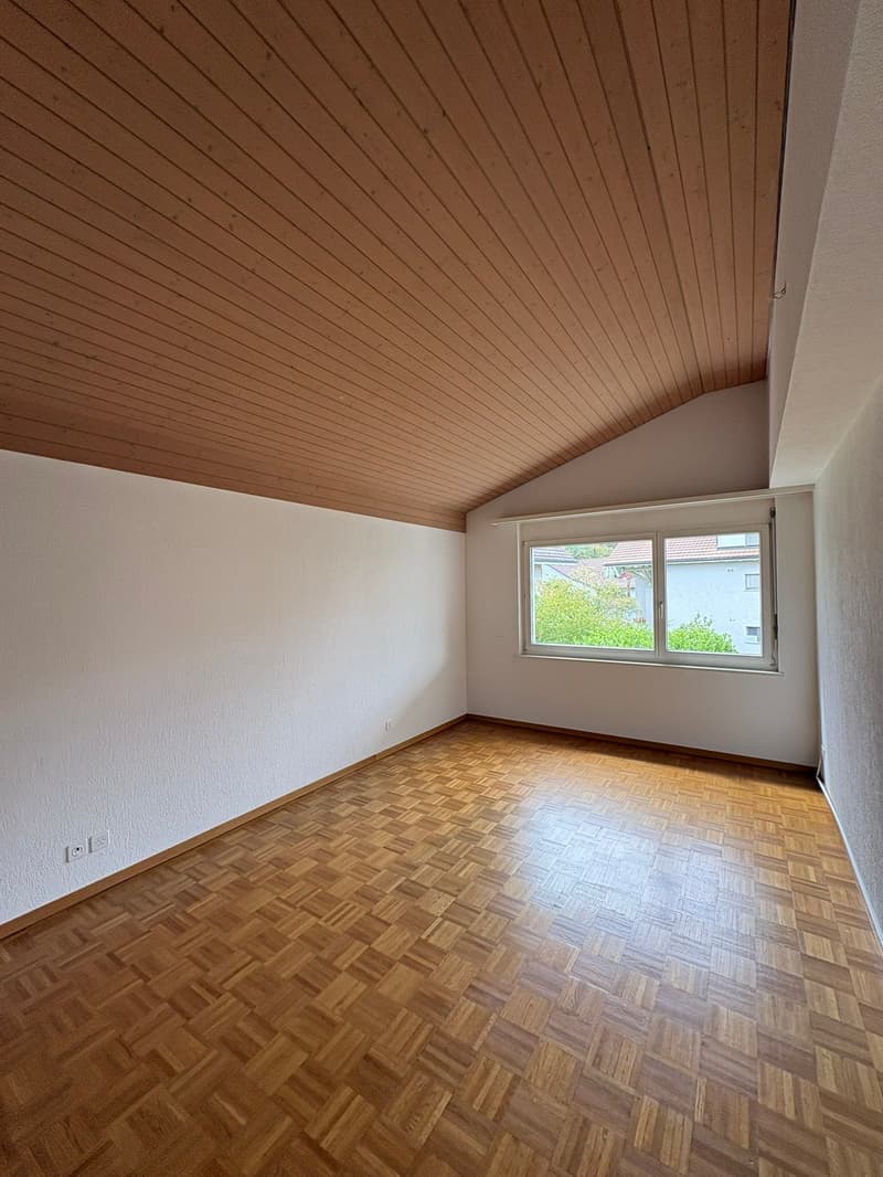 Renovierte helle 4.5-Zimmer-Dachgeschosswohnung mit Balkon in Bassersdorf (9)