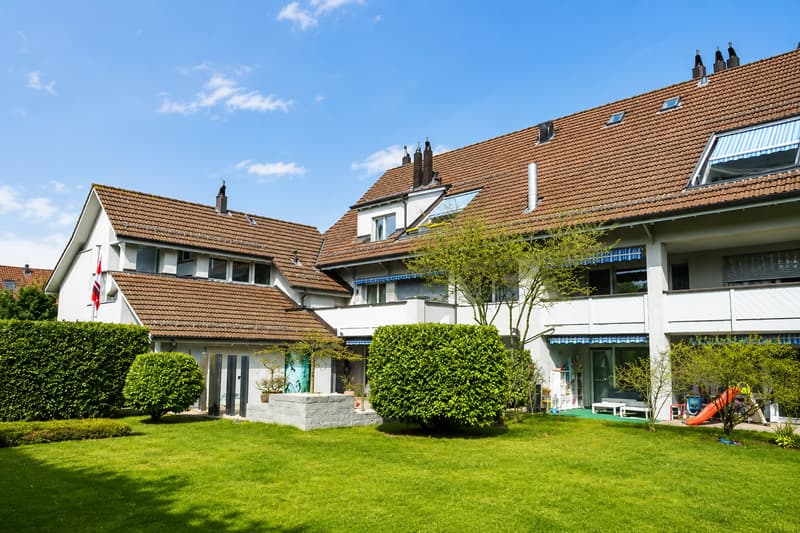 Renovierte helle 4.5-Zimmer-Dachgeschosswohnung mit Balkon in Bassersdorf (2)