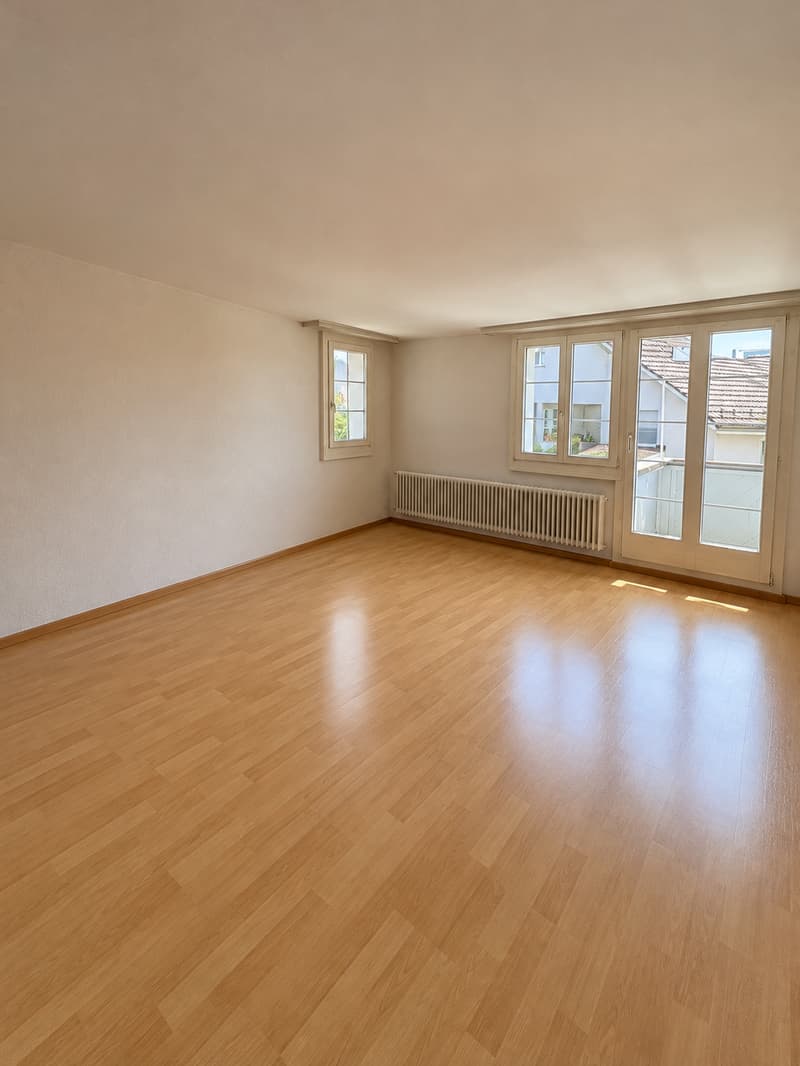 Grosszügige 3-Zimmer-Dachwohnung mit ca. 100 m² und Balkon in Bassersdorf (2)