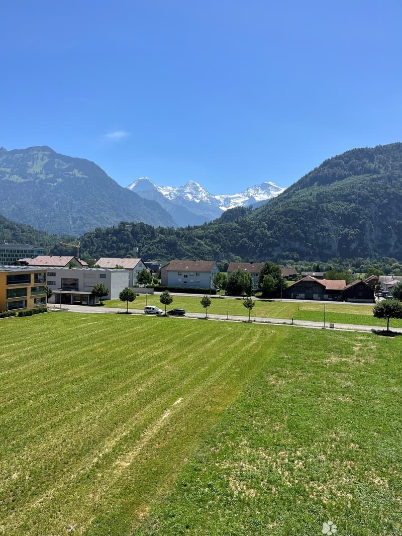 Helle 3.5-Zimmerwohnung im 1. Obergeschoss mit schöner Bergsicht (2)