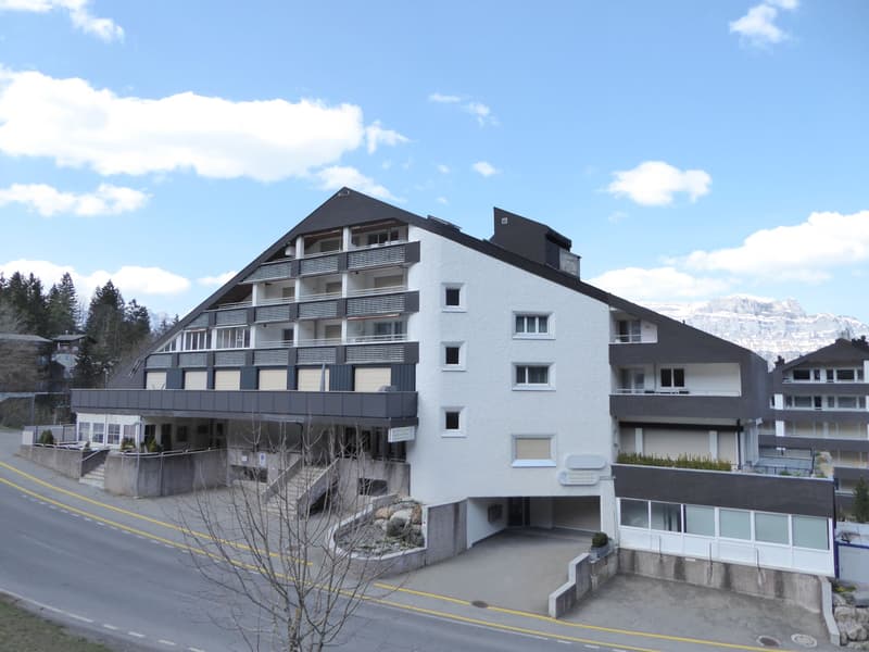 möblierte 1.5-Zimmer-Ferienwohnung mit Balkon und Aussenparkplatz (1)
