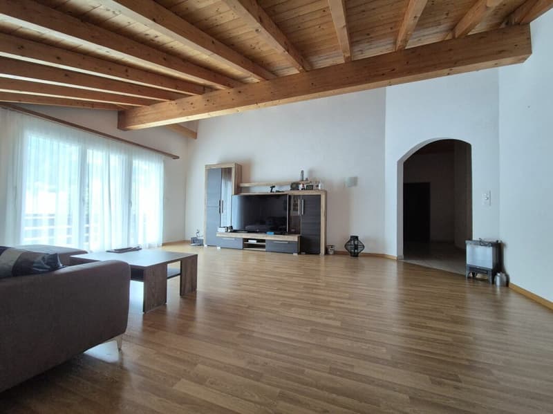 Wohnzimmer mit Zugang zu Südbalkon