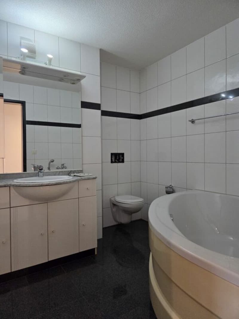schöne 5.5 Zimmerwohnung an ruhiger Lage (8)