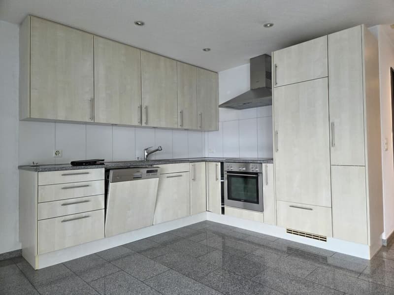 schöne 5.5 Zimmerwohnung an ruhiger Lage (2)