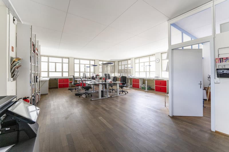 Bright office spaces in a creative environment (2)