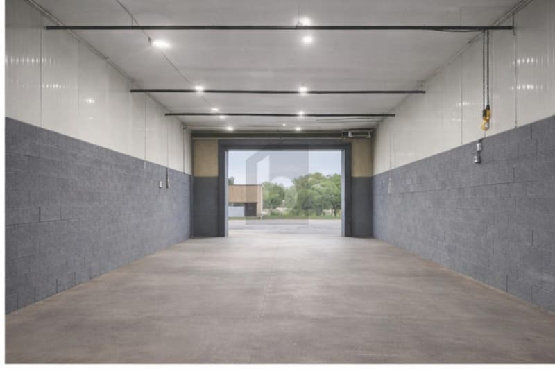 DÉPÔT / ENTREPÔT - EMPLACEMENT STRATÉGIQUE (3)