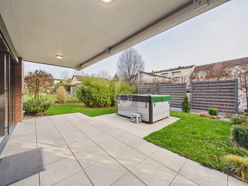MIT GARTEN, WHIRLPOOL UND TIEFGARAGENPARKPLATZ (1)
