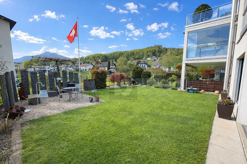 HOCHWERTIG MIT GROSSEM GARTEN UND SITZPLATZ (2)