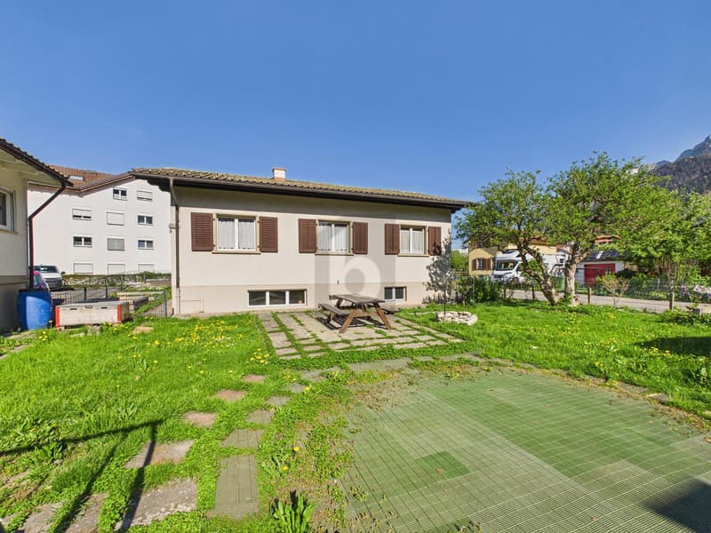 RUHIGES FAMILIENIDYLLE MIT GROSSEM GARTEN (2)