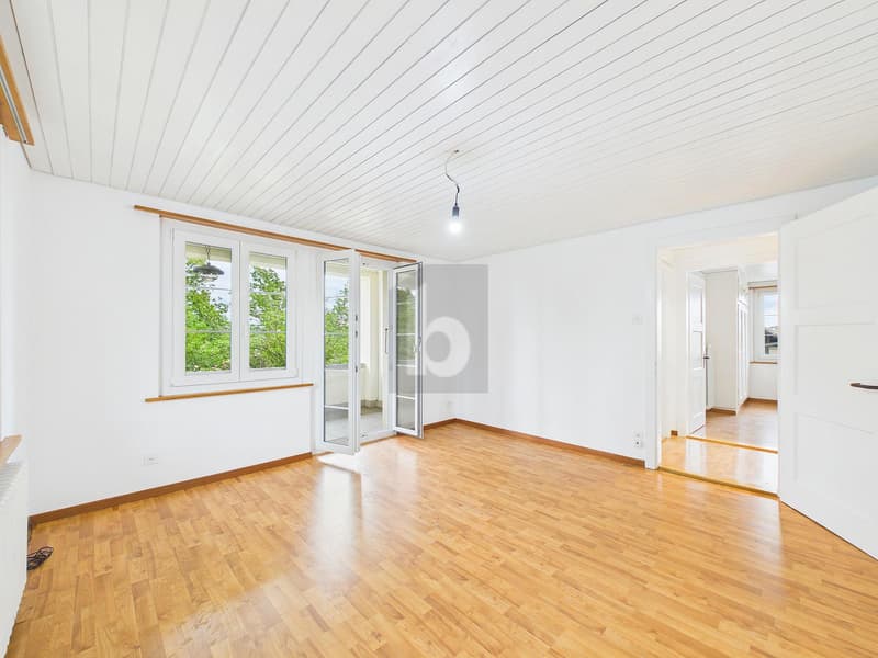 SONNIGER BALKON MIT BLICK INS GRÜNE (2)