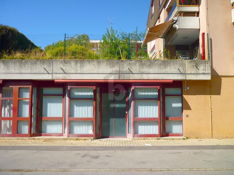 LOCAUX FONCTIONNELS, EMPLACEMENT STRATÉGIQUE (2)