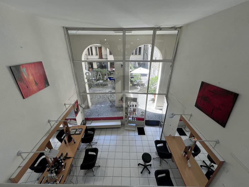 SALON DE COIFFURE EN VIEILLE VILLE (4)