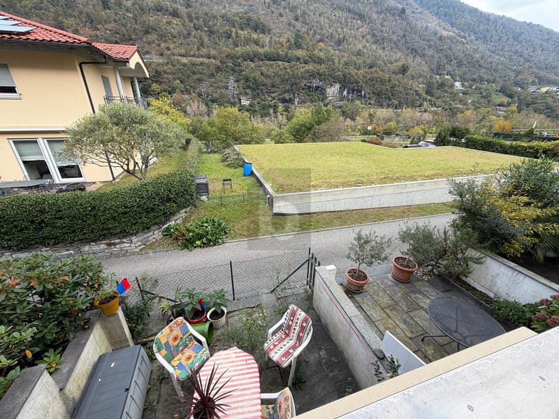 SU DUE PIANI CON CORTILE ANCHE SECONDARIA (1)