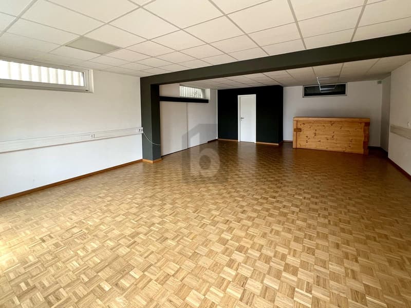 BUREAU DE PLEIN-PIED AVEC PARKING EN Z.I. (3)