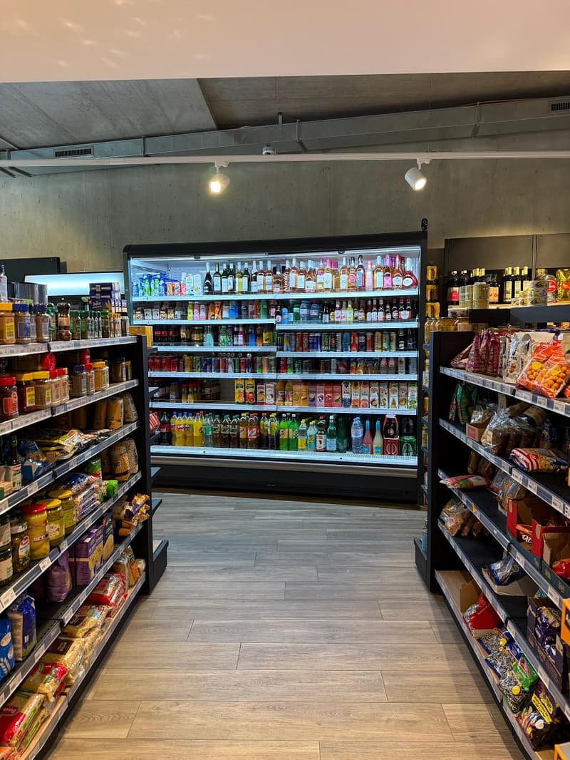 MODERNE AVEC CLIENTÈLE FIDÈLE (3)