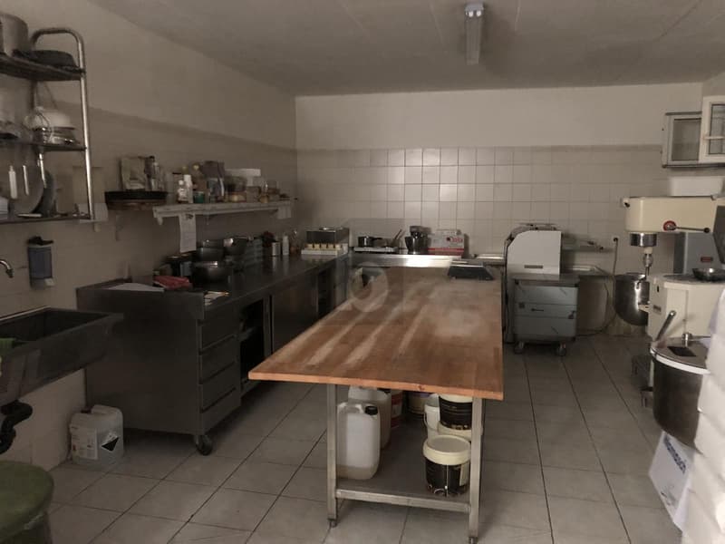NEGOZIO IN POSIZIONE CENTRALE (4)