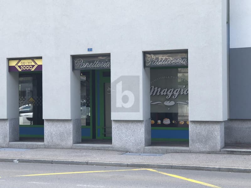 NEGOZIO IN POSIZIONE CENTRALE (2)