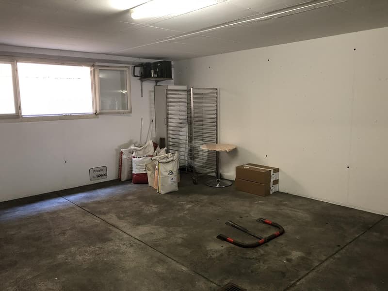 NEGOZIO IN POSIZIONE CENTRALE (5)