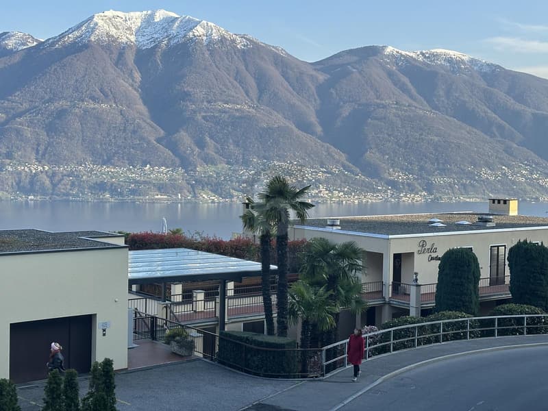 SOLEGGIATO CON VISTA LAGO (2)