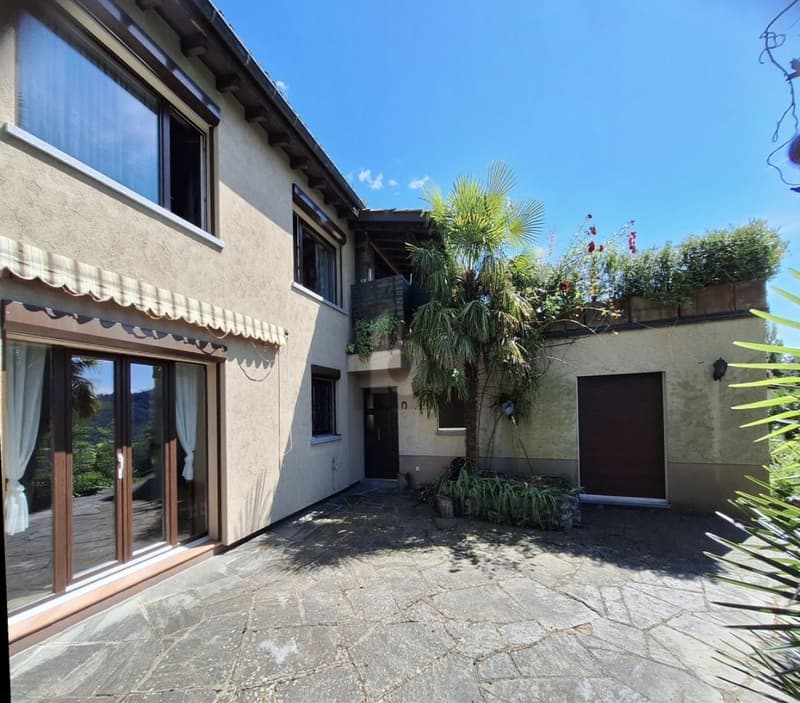 CON GIARDINO ,PISCINA E SAUNA (4)