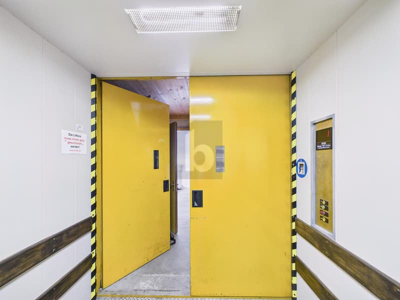 MIT GROSSEM WARENLIFT (6 M2) AM AUTOBAHNANSCHLUSS (2)