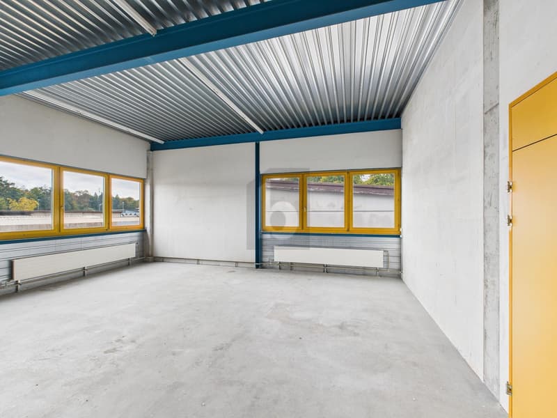 MIT GROSSEM WARENLIFT (6 M2) AM AUTOBAHNANSCHLUSS (1)
