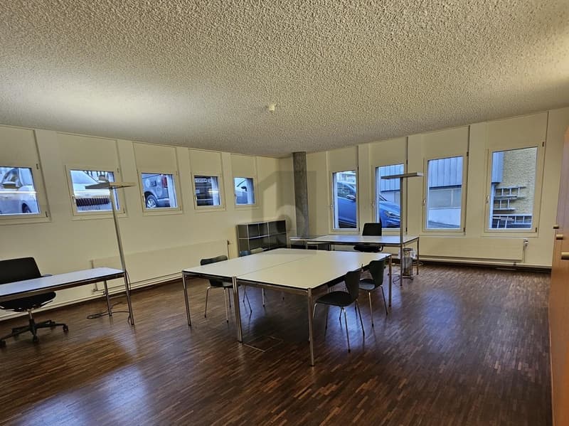 MODERNE ARBEITSFLÄCHE MIT TERRASSE (3)