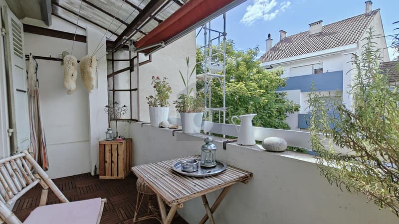 ALTBAU-CHARME MIT ÜBERDACHTEM BALKON (1)
