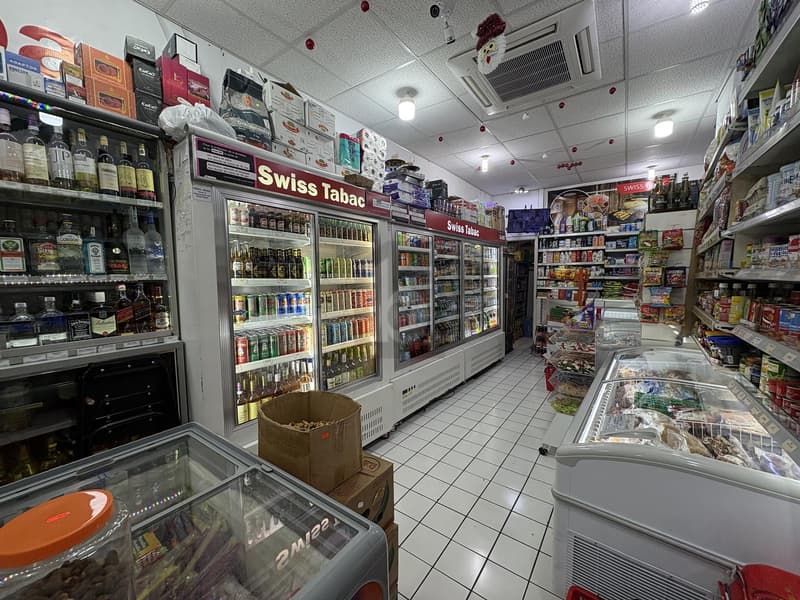 ÉPICERIE DANS UNE RUE PASSANTE (3)