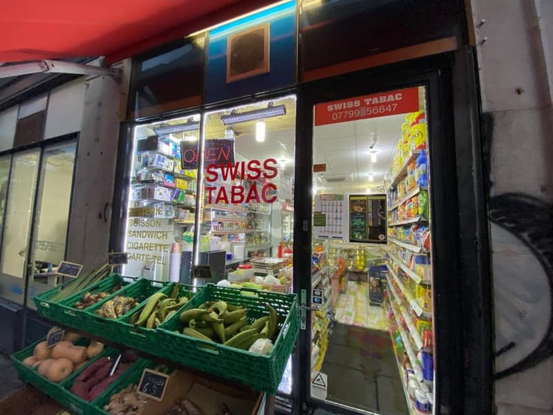 ÉPICERIE DANS UNE RUE PASSANTE (2)