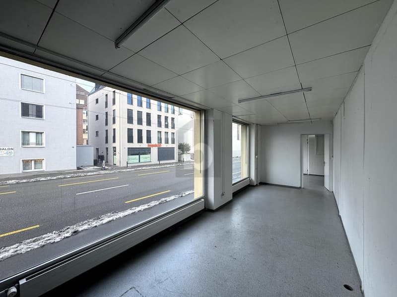 AN TOP LAGE MIT GROSSEM SCHAUFENSTER (2)