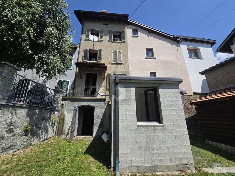 SOLEGGIATA CON AMPIO GIARDINO (3)
