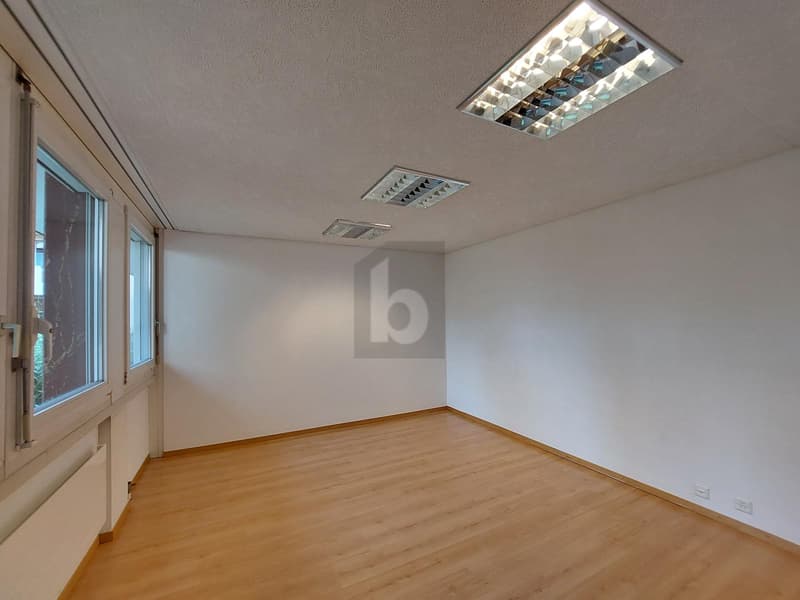 BEZUGSBEREITES BÜRO IM BELEBTEN ORTSKERN (4)