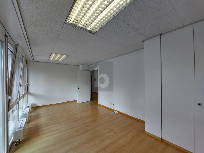 BEZUGSBEREITES BÜRO IM BELEBTEN ORTSKERN (3)