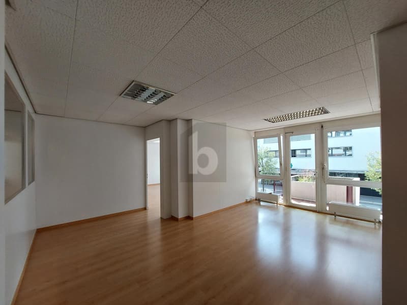 BEZUGSBEREITES BÜRO IM BELEBTEN ORTSKERN (2)