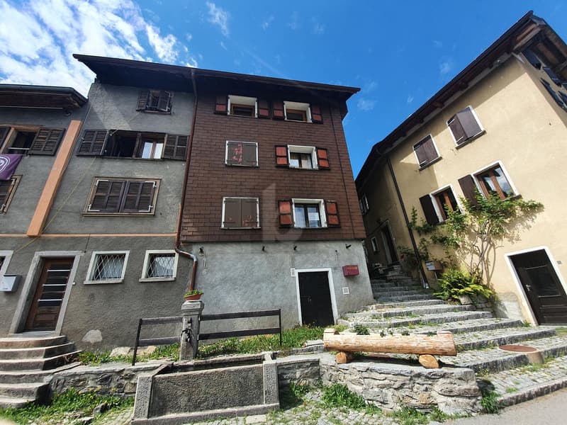 NEL CUORE DEL PAESE CON TANTO POTENZIALE (1)