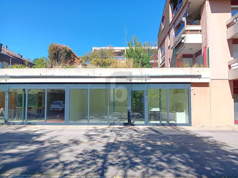 LOCAUX FONCTIONNELS, EMPLACEMENT STRATÉGIQUE (2)