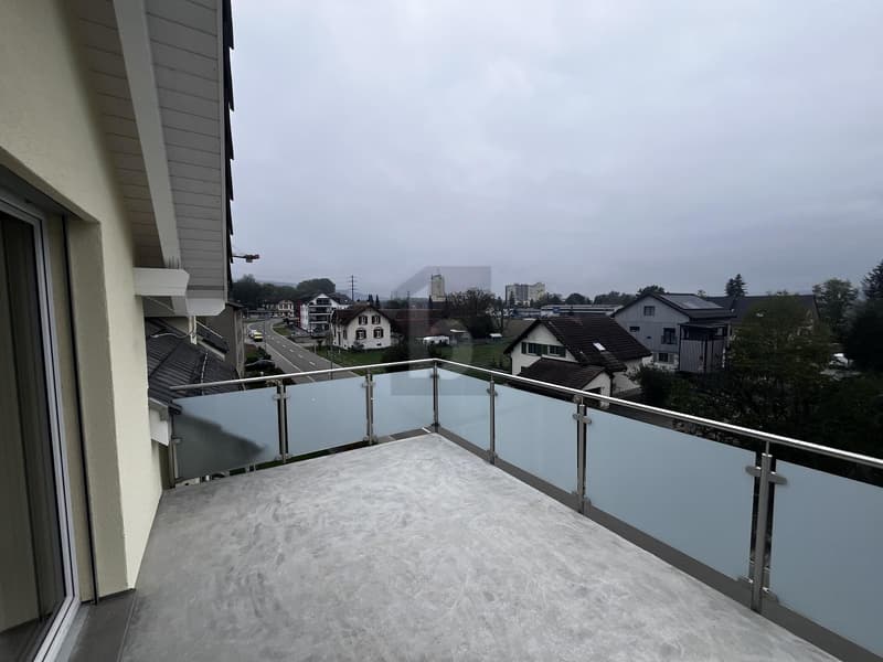 VIEL PLATZ, ZWEI BALKONE UND HERRLICHE WEITSICHT (1)