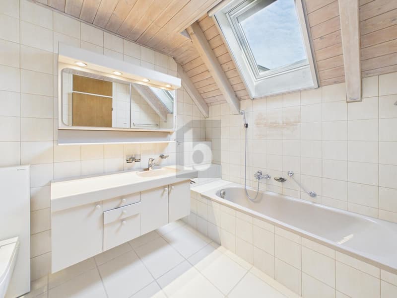 MIT CHARME, GARAGE UND EINEM GARTEN ZUM VERLIEBEN (3)