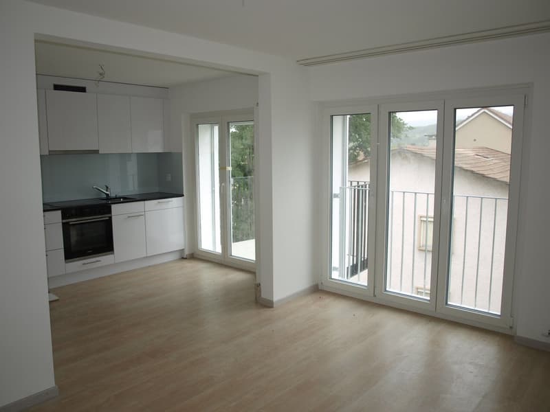 Küche mit Wohnzimmer & Balkon