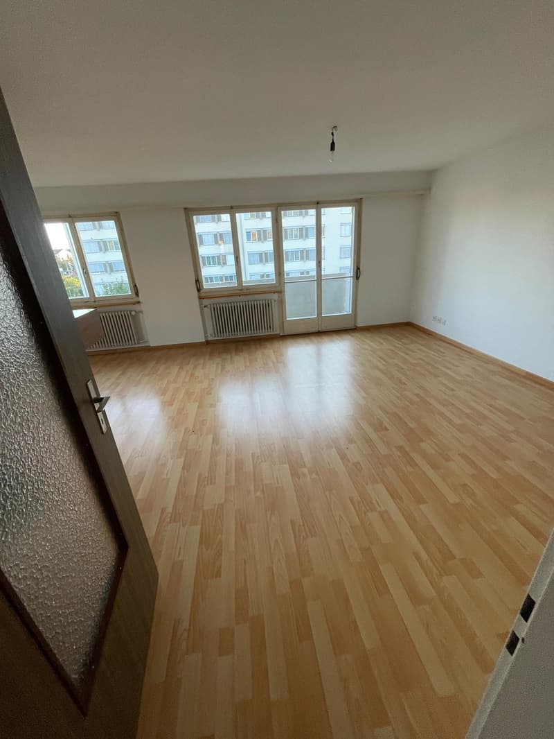 schöne und grosszügige 4 1/5 Zimmer-Wohnung (4)